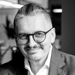 <p><strong>Sławomir Stępniewski, CEO, Dentsu w Europie Środkowej i Polsce (Dentsu CE &amp; Poland)</strong></p>

<p>Do obecnej funkcji został powołany z początkiem stycznia 2025 roku. Nowo utworzony klaster Europy Środkowej obejmuje kluczowe rynki, takie jak: Polska, Niemcy, Szwajcaria, Austria, Czechy, Rumunia, Węgry, Słowacja, Bułgaria i Chorwacja. W styczniu 2026 roku zarządzany przez niego klaster powiększył się o kolejne rynki: Litwę, Łotwę i Estonię. Obecnie struktura liczy prawie 5 tys. os&oacute;b, oferując klientom zintegrowane kompetencje w zakresie medi&oacute;w, kreacji, CXM i business transformation (BX) w całym regionie.</p>

<p>Sławomir Stępniewski to skuteczny lider z ponad 30-letnim doświadczeniem w branży. W 1996 roku założył jedną z pierwszych polskich agencji interaktywnych, Hypermedia. W latach 2019-2024 kierował klastrem Europy Środkowo-Wschodniej Dentsu (Dentsu CEE). W tym okresie klaster osiągnął imponujący wzrost, mimo geopolitycznych wyzwań w regionie. Wcześniej, w 2008 roku, pełnił funkcję CEO Isobar Polska &amp; CEE, a w 2011 roku objął stanowisko CEO grupy Aegis Media w Polsce, obecnie Dentsu Polska.</p>

<p>W 2017 roku &bdquo;Press&rdquo; uhonorował go tytułem AdMan 5-lecia. W 2021 roku otrzymał nagrodę Liderzy Jutra od ICAN Institute.</p>
