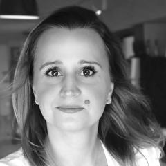 <p><strong>Alicja Miklaszewska-Kowalczuk, dyrektor zarządzająca, OMD Group</strong></p>

<p>Ceniona ekspertka mediowa z ponad 18-letnim doświadczeniem, od lat związana z OMD Group, jedną z wiodących agencji mediowych w Polsce. Po blisko dwunastu latach pracy na r&oacute;żnych stanowiskach w strukturach sieci OMD od kilku lat pełni funkcję dyrektorki zarządzającej &ndash; kieruje połączonymi zespołami agencji, tworząc ofertę strategiczną i analityczną dopasowaną do potrzeb wsp&oacute;łczesnych klient&oacute;w. \</p>

<p>Wcześniej zarządzała zespołem OMD Annalect, zajmującym się przygotowywaniem strategii marketingowych na podstawie zaawansowanej analizy danych. Jej kariera zawodowa obejmuje zar&oacute;wno zarządzanie relacjami z klientami, jak i rozwijanie innowacyjnych rozwiązań analitycznych oraz technologicznych, co się przekłada na kompleksowe podejście do komunikacji mediowej.&nbsp;</p>

<p>W globalnych strukturach OMD jest postrzegana jako liderka umiejąca wdrażać strategie oparte na danych oraz dostosowywać je do zmieniających się trend&oacute;w rynkowych.</p>
