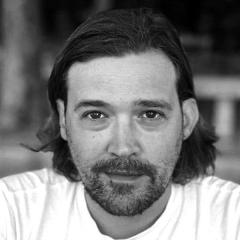 <p><strong>Beniamin Onaszkiewicz, executive producer i partner, Lucky Luciano Pictures</strong></p>

<p>Onaszkiewicz to tw&oacute;rca aktywny zar&oacute;wno w branży filmowej i produkcyjnej, jak i muzycznej. Karierę rozpoczął w wieku 20 lat w agencji reklamowej Grandes Kochonos. Już po roku objął stanowisko producenta, kt&oacute;re piastował przez kolejne osiem lat.</p>

<p>Od 2016 roku związany z Lucky Luciano Pictures. Ma na koncie kilkaset dni zdjęciowych zrealizowanych w Polsce i za granicą dla marek: Play, McDonald&rsquo;s, Lech, ING, Pekao, Visa, Mastercard, KFC, Coca-Cola, OLX, Lotto, Wedel, Carrefour, Pfizer i wielu innych. Produkowane przez niego projekty były wielokrotnie nagradzane na polskich i międzynarodowych festiwalach oraz w konkursach branżowych. Laureat gł&oacute;wnej nagrody <strong>Producent Roku</strong> na Crafty SPR Awards 2025.</p>

<p>W swojej pracy konsekwentnie stawia na zr&oacute;wnoważony rozw&oacute;j. Jego podejście zostało potwierdzone przyznaniem Lucky Luciano Pictures odznaki <strong>Gold Medal by EcoVadis</strong>, trafiającej jedynie do 5 proc. najlepiej ocenianych podmiot&oacute;w w danej branży. Onaszkiewicz jest r&oacute;wnież prekursorem wdrożenia <strong>Kodeksu etyki w produkcji filmowej</strong> &ndash; Lucky Luciano Pictures było jego pierwszym sygnatariuszem na rynku reklamowym.</p>

<p>Jako producent ceniony jest za spok&oacute;j, otwartość i dialog, a także za konsekwentne stawanie po stronie jakości realizowanego filmu. Wyr&oacute;żnia go umiejętność łączenia oczekiwań klient&oacute;w z potrzebami tw&oacute;rc&oacute;w przy zachowaniu wysokich standard&oacute;w produkcyjnych.</p>

<p>Jest r&oacute;wnież perkusistą w projektach muzycznych, wsp&oacute;łpracował z zespołami KaCeZet &amp; Fundamenty oraz Immanuel.</p>
